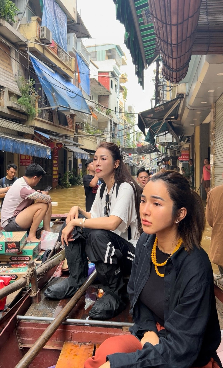 Quế V&acirc;n, Ưng Ho&agrave;ng Ph&uacute;c n&oacute;i g&igrave; khi đi từ thiện ở "khu nh&agrave; gi&agrave;u" H&agrave; Nội?- Ảnh 3.