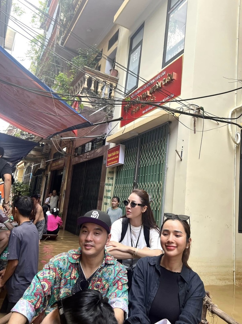 Quế V&acirc;n, Ưng Ho&agrave;ng Ph&uacute;c n&oacute;i g&igrave; khi đi từ thiện ở "khu nh&agrave; gi&agrave;u" H&agrave; Nội?- Ảnh 1.