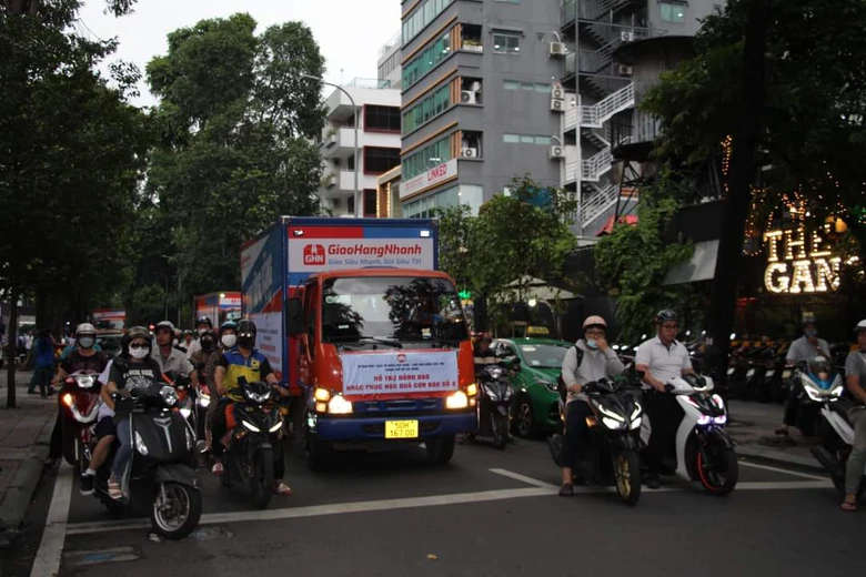 TP.HCM tất bật chuẩn bị nhu yếu phẩm hỗ trợ đồng b&agrave;o miền Bắc- Ảnh 14.