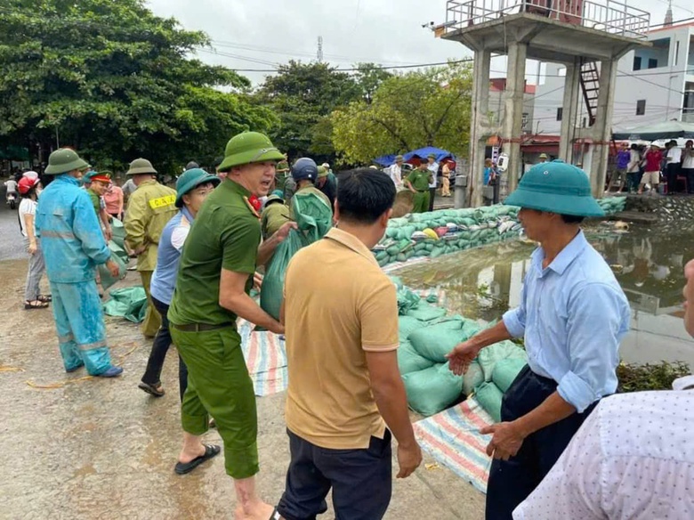 Ấm l&ograve;ng h&igrave;nh ảnh c&ocirc;ng an Nam Định đua với nước lũ, nỗ lực gi&uacute;p d&acirc;n- Ảnh 4.