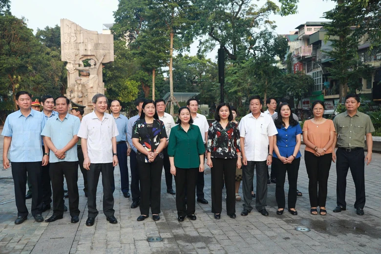 B&iacute; thư H&agrave; Nội c&ugrave;ng nh&acirc;n d&acirc;n xuống đường dọn r&aacute;c sau si&ecirc;u b&atilde;o Yagi- Ảnh 1.