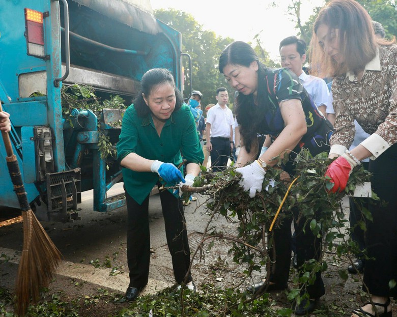 B&iacute; thư H&agrave; Nội c&ugrave;ng nh&acirc;n d&acirc;n xuống đường dọn r&aacute;c sau si&ecirc;u b&atilde;o Yagi- Ảnh 7.