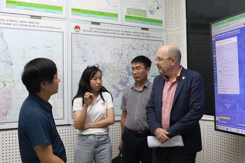 Đồ d&ugrave;ng t&aacute;i thiết sản xuất, sinh hoạt được nước ngo&agrave;i cứu trợ đang đưa về v&ugrave;ng lũ- Ảnh 1.