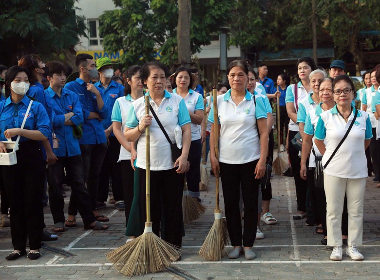 B&iacute; thư H&agrave; Nội c&ugrave;ng nh&acirc;n d&acirc;n xuống đường dọn r&aacute;c sau si&ecirc;u b&atilde;o Yagi- Ảnh 2.