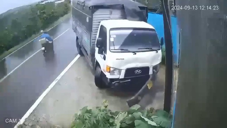 Khoảnh khắc xe tải vượt ẩu, lấn làn tông người phụ nữ đi xe máy tử vong- Ảnh 1. Khoảnh khắc xe tải vượt ẩu, lấn làn tông người phụ nữ đi xe máy tử vong- Ảnh 1.