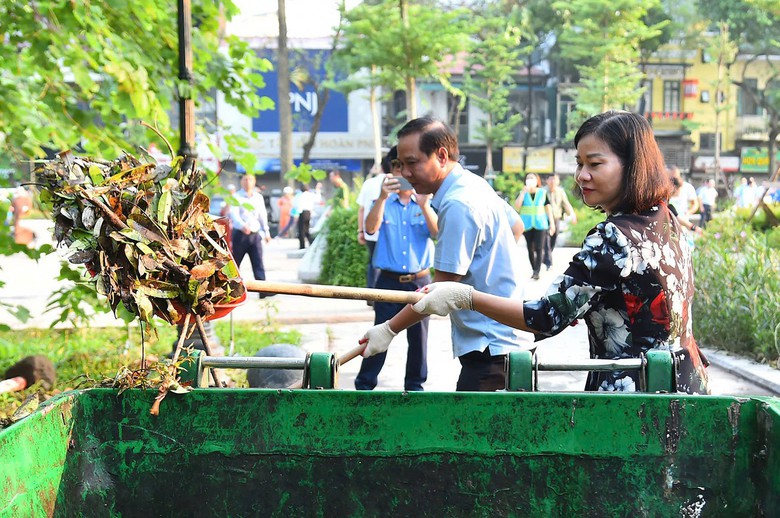 B&iacute; thư H&agrave; Nội c&ugrave;ng nh&acirc;n d&acirc;n xuống đường dọn r&aacute;c sau si&ecirc;u b&atilde;o Yagi- Ảnh 4.