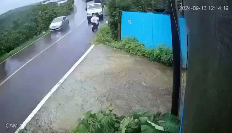 Xe tải lấn đường vượt ẩu, t&ocirc;ng trực diện v&agrave;o xe m&aacute;y