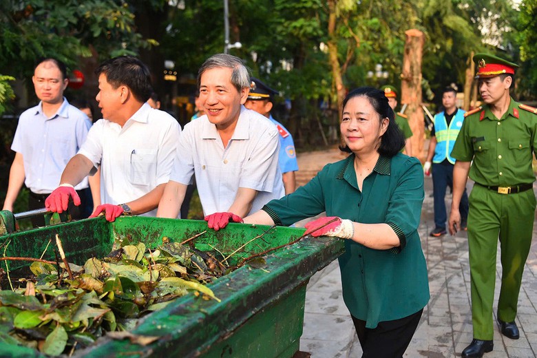 B&iacute; thư H&agrave; Nội c&ugrave;ng nh&acirc;n d&acirc;n xuống đường dọn r&aacute;c sau si&ecirc;u b&atilde;o Yagi- Ảnh 6.