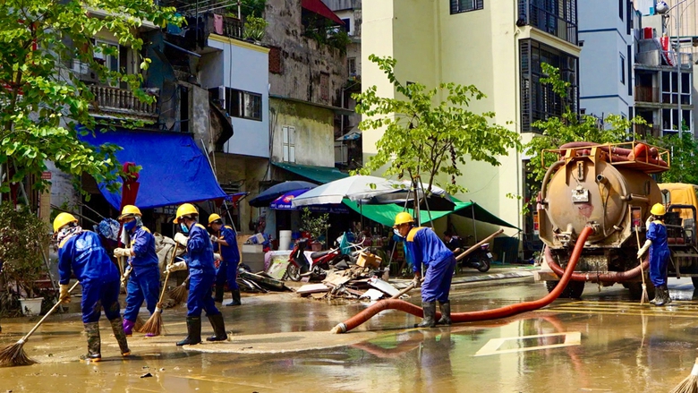 H&agrave; Nội: Người d&acirc;n ven s&ocirc;ng Hồng tất bật dọn nh&agrave; sau trận lũ lịch sử- Ảnh 14.
