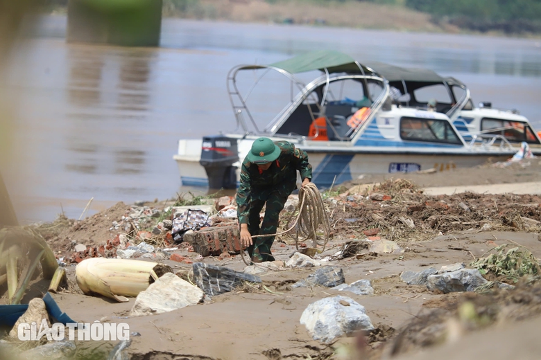 Đang tiếp cận nhịp cầu Phong Ch&acirc;u bị sập để trục vớt- Ảnh 7.