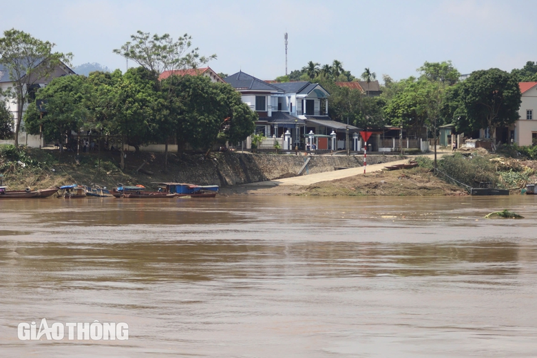 Đang tiếp cận nhịp cầu Phong Ch&acirc;u bị sập để trục vớt- Ảnh 9.