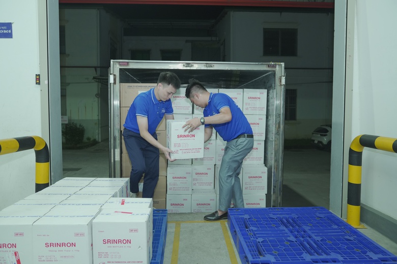 Xuy&ecirc;n đ&ecirc;m mang thuốc tới b&agrave; con v&ugrave;ng lũ lụt- Ảnh 1.