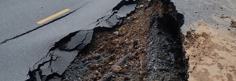 Sạt lở nghiêm trọng, đường Hồ Chí Minh qua Thái Nguyên tê liệt- Ảnh 2. Sạt lở nghiêm trọng, đường Hồ Chí Minh qua Thái Nguyên tê liệt- Ảnh 2.