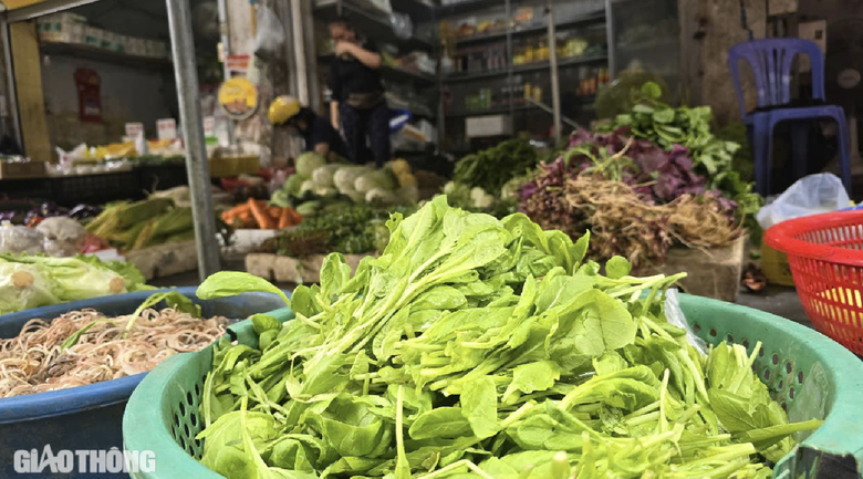 Thủ tướng: Gi&aacute;m s&aacute;t gi&aacute; cả, xử l&yacute; nghi&ecirc;m h&agrave;nh vi găm h&agrave;ng, tăng gi&aacute; bất hợp l&yacute; sau b&atilde;o- Ảnh 1.