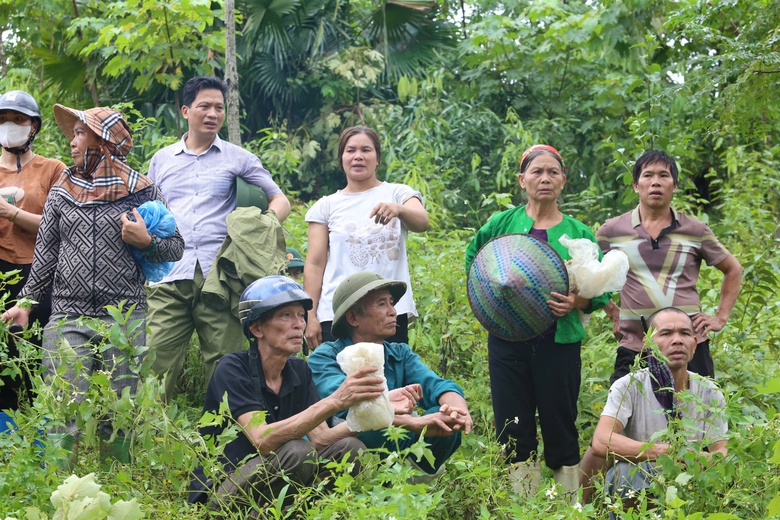 Người d&acirc;n th&ocirc;n L&agrave;ng Nủ ng&oacute;ng tr&ocirc;ng th&ocirc;ng tin người th&acirc;n vẫn c&ograve;n trong đống hoang t&agrave;n.
