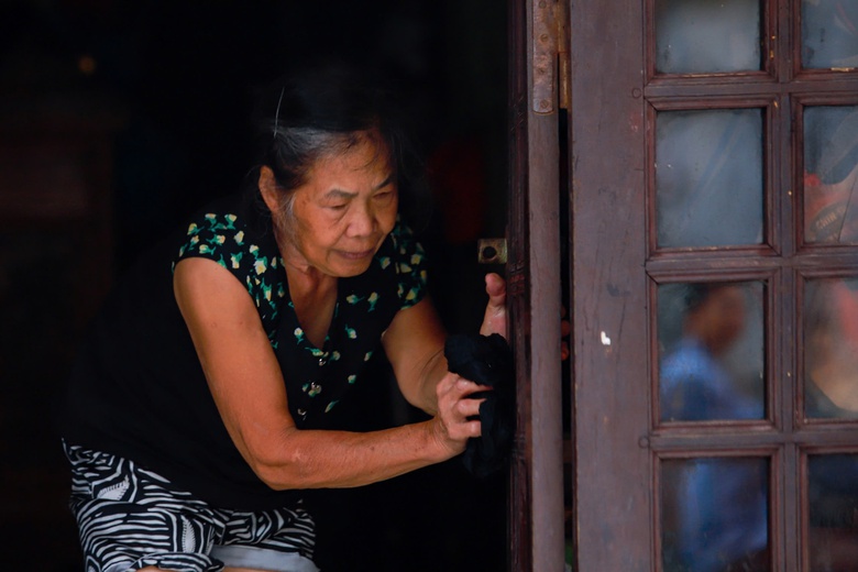 H&agrave; Nội: Người d&acirc;n ven s&ocirc;ng Hồng tất bật dọn nh&agrave; sau trận lũ lịch sử- Ảnh 15.