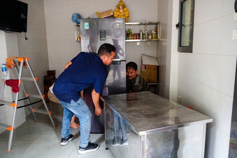 H&agrave; Nội: Người d&acirc;n ven s&ocirc;ng Hồng tất bật dọn nh&agrave; sau trận lũ lịch sử- Ảnh 2.