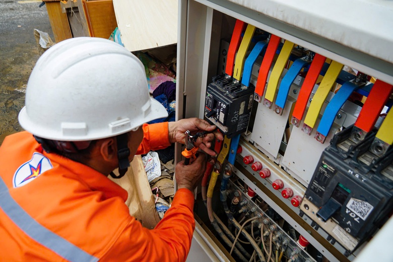 H&agrave; Nội: Người d&acirc;n ven s&ocirc;ng Hồng tất bật dọn nh&agrave; sau trận lũ lịch sử- Ảnh 10.