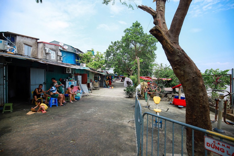 H&agrave; Nội: Người d&acirc;n ven s&ocirc;ng Hồng tất bật dọn nh&agrave; sau trận lũ lịch sử- Ảnh 1.