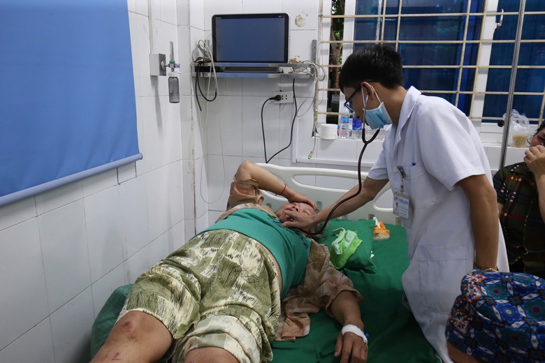 Ng&agrave;nh Y tế tỉnh L&agrave;o Cai quyết định hỗ trợ, miễn ph&iacute; ho&agrave;n to&agrave;n viện ph&iacute; cho bệnh nh&acirc;n gặp nạn trong đợt b&atilde;o lũ vừa qua. (Ảnh: Sỹ H&ograve;a)