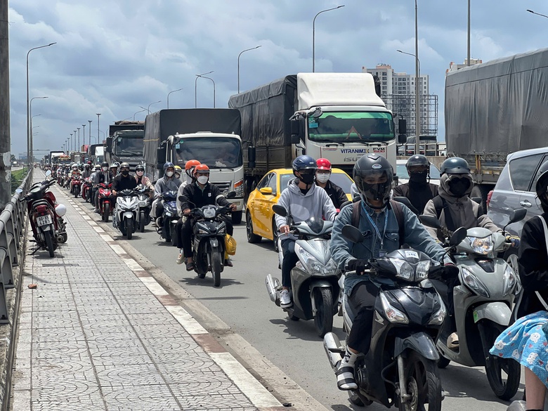 Xe đầu k&eacute;o phanh gấp, nhiều cuộn t&ocirc;n nặng h&agrave;ng chục tấn rơi xuống quốc lộ 1- Ảnh 3.