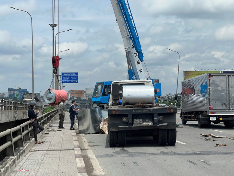 Xe đầu k&eacute;o phanh gấp, nhiều cuộn t&ocirc;n nặng h&agrave;ng chục tấn rơi xuống quốc lộ 1- Ảnh 2.