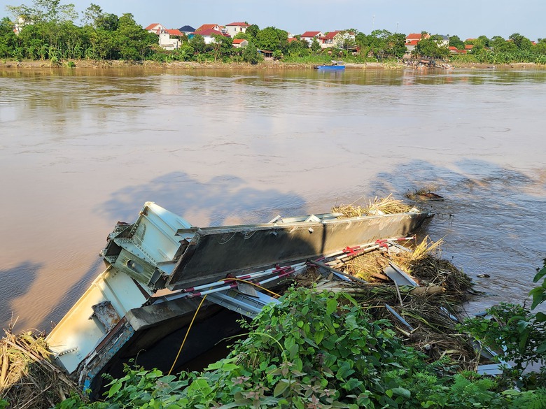 T&igrave;m được nạn nh&acirc;n đầu ti&ecirc;n trong vụ sập cầu Phong Ch&acirc;u- Ảnh 1.