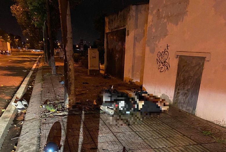 Nam sinh vi&ecirc;n tử vong sau khi t&ocirc;ng v&agrave;o c&acirc;y xanh tr&ecirc;n vỉa h&egrave;- Ảnh 1.