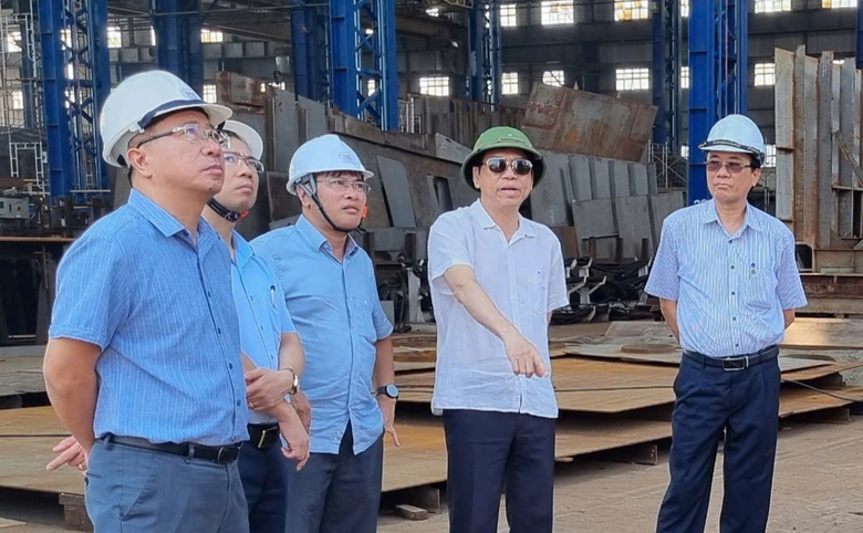 Thứ trưởng Nguyễn Xu&acirc;n Sang: Sớm khắc phục thiệt hại ở doanh nghiệp đ&oacute;ng t&agrave;u sau b&atilde;o số 3- Ảnh 2.
