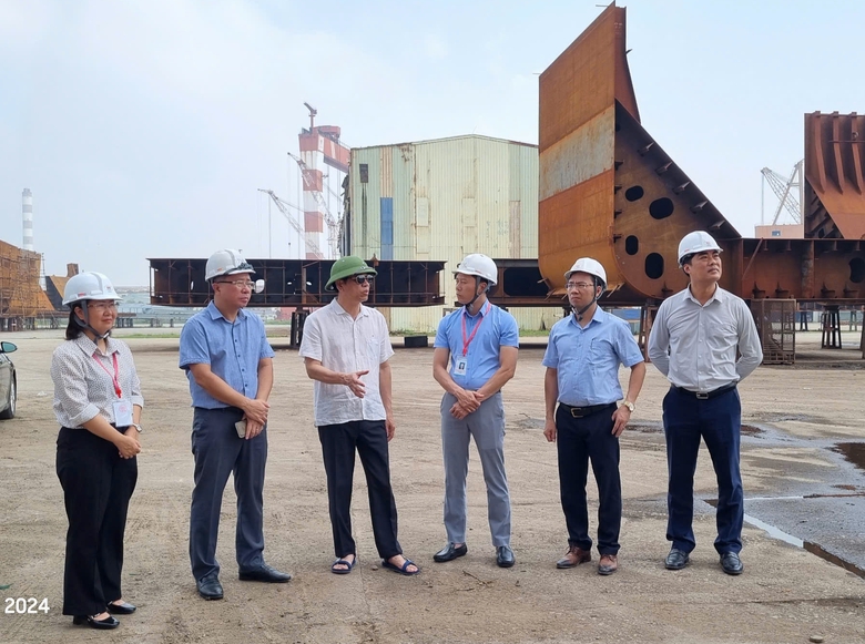 Thứ trưởng Nguyễn Xu&acirc;n Sang: Sớm khắc phục thiệt hại ở doanh nghiệp đ&oacute;ng t&agrave;u sau b&atilde;o số 3- Ảnh 1.