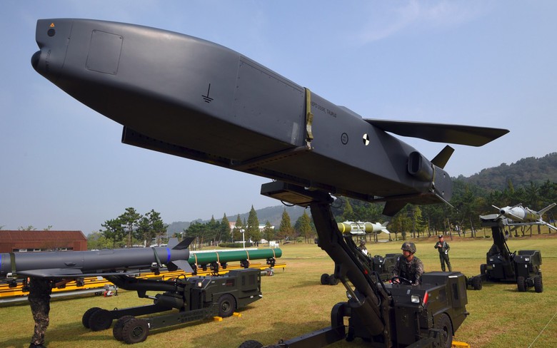 Đức ki&ecirc;n quyết giữ quan điểm về việc cấp quyền sử dụng vũ kh&iacute; tầm xa cho Ukraine