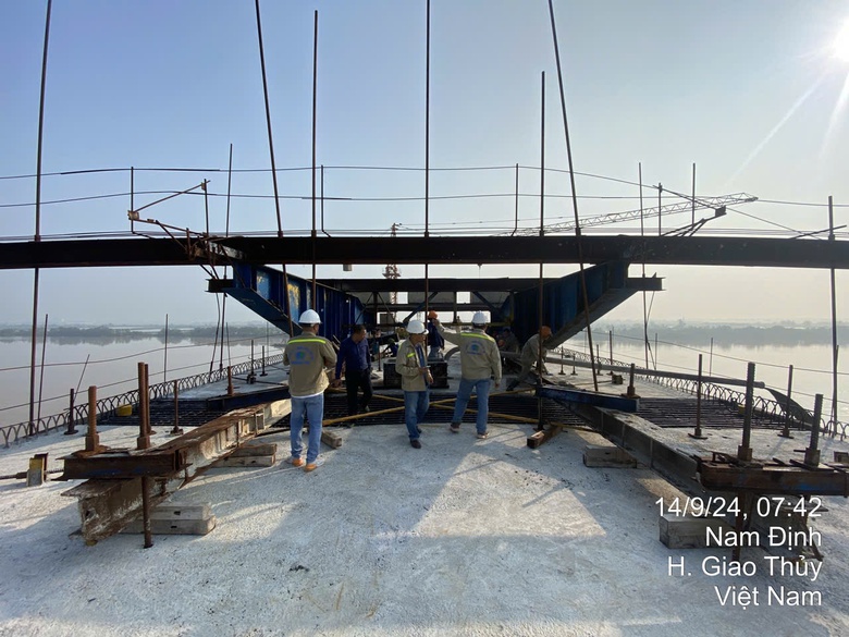 Hợp long cầu vượt sông Hồng nối Thái Bình - Nam Định- Ảnh 1. Hợp long cầu vượt sông Hồng nối Thái Bình - Nam Định- Ảnh 1.