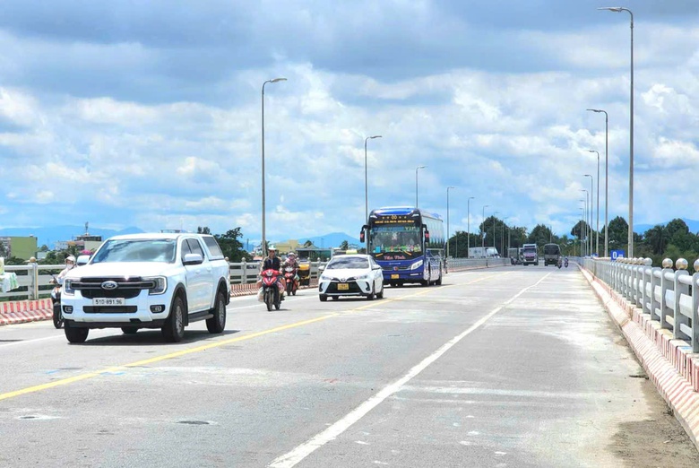 T&agrave;i xế cảm nhận ra sao khi cầu Tr&agrave; Kh&uacute;c 2 th&ocirc;ng xe trở lại sau 2 th&aacute;ng sửa chữa?- Ảnh 4.