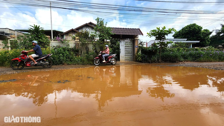Đắk Lắk: Vướng mặt bằng, đường 300 tỷ thi c&ocirc;ng &igrave; ạch, mất an to&agrave;n giao th&ocirc;ng- Ảnh 1.
