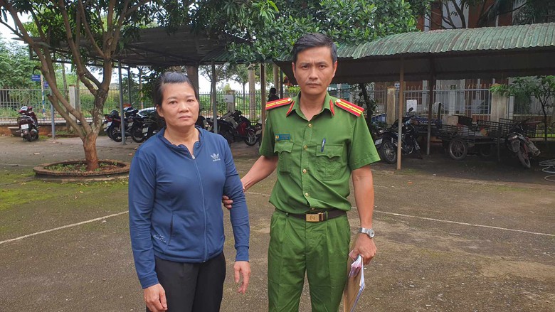 Bắt giữ người phụ nữ liên tục chiếm đoạt vé số của người mù- Ảnh 1. Bắt giữ người phụ nữ liên tục chiếm đoạt vé số của người mù- Ảnh 1.