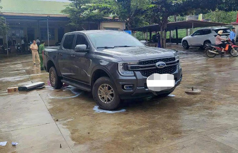 Tạm giữ h&igrave;nh sự t&agrave;i xế l&ugrave;i xe t&ocirc;ng tử vong học sinh lớp 2 trong s&acirc;n trường- Ảnh 2.