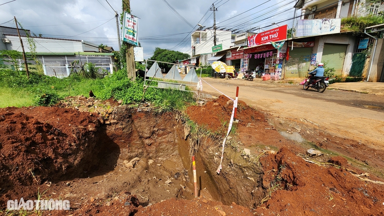 Đắk Lắk: Vướng mặt bằng, đường 300 tỷ thi c&ocirc;ng &igrave; ạch, mất an to&agrave;n giao th&ocirc;ng- Ảnh 2.