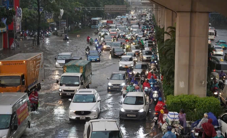 H&agrave; Nội: Nhiều tuyến phố lại ngập trong nước sau trận mưa lớn đ&ecirc;m qua- Ảnh 3.