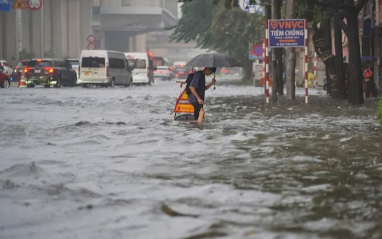 H&agrave; Nội: Nhiều tuyến phố lại ngập trong nước sau trận mưa lớn đ&ecirc;m qua- Ảnh 2.