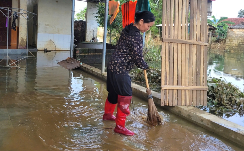 Người d&acirc;n ven s&ocirc;ng Bưởi tất bật dọn nh&agrave; khi lũ vừa r&uacute;t- Ảnh 5.