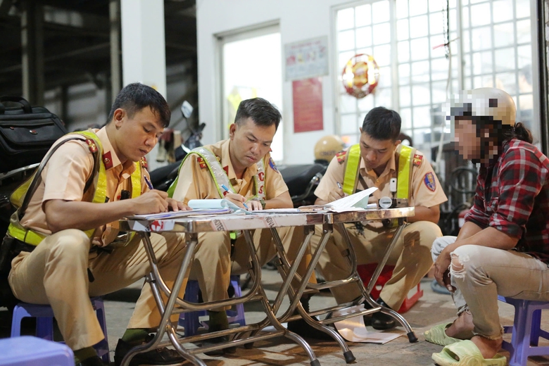 Tái vi phạm nồng độ cồn, người đàn ông bật khóc vì tiếp tục bị xử phạt- Ảnh 1. Tái vi phạm nồng độ cồn, người đàn ông bật khóc vì tiếp tục bị xử phạt- Ảnh 1.