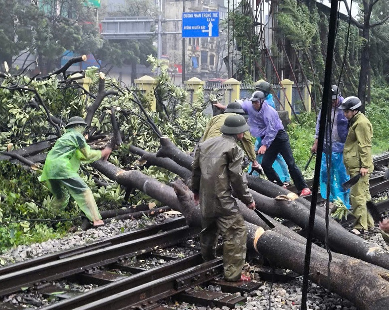 Hủy gần 80 chuyến t&agrave;u do b&atilde;o lũ, đường sắt thiệt hại 28 tỷ đồng- Ảnh 1.