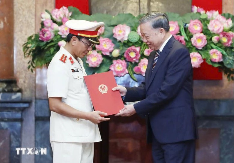 Tổng B&iacute; thư, Chủ tịch nước trao quyết định bổ nhiệm Ph&oacute; viện trưởng VKSND tối cao- Ảnh 1.