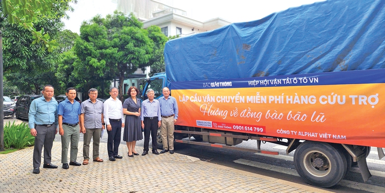 Những chuyến xe xuy&ecirc;n đ&ecirc;m chở h&agrave;ng l&ecirc;n v&ugrave;ng lũ- Ảnh 1.