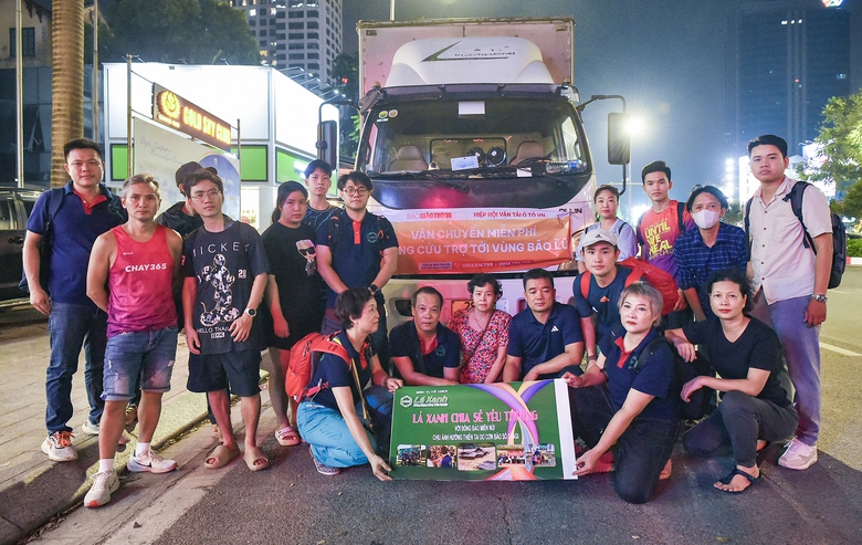 Những chuyến xe xuy&ecirc;n đ&ecirc;m chở h&agrave;ng l&ecirc;n v&ugrave;ng lũ- Ảnh 2.