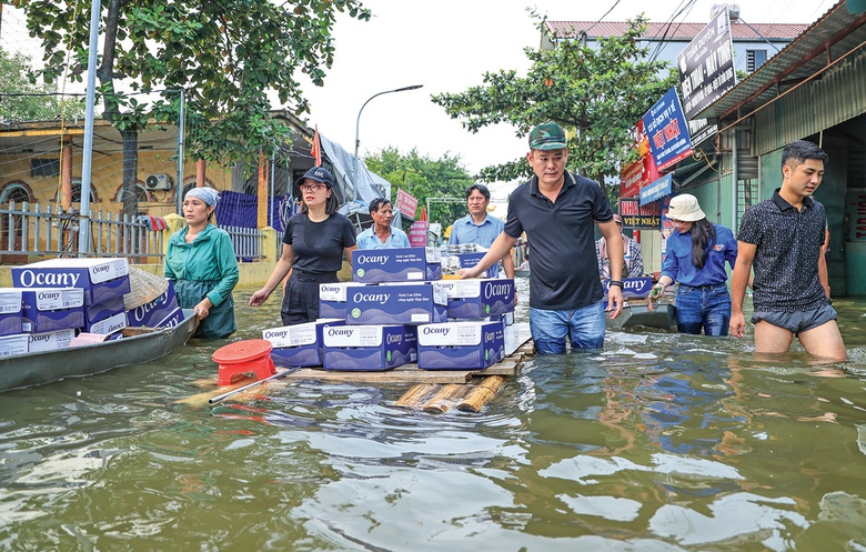 Những chuyến xe xuy&ecirc;n đ&ecirc;m chở h&agrave;ng l&ecirc;n v&ugrave;ng lũ- Ảnh 4.