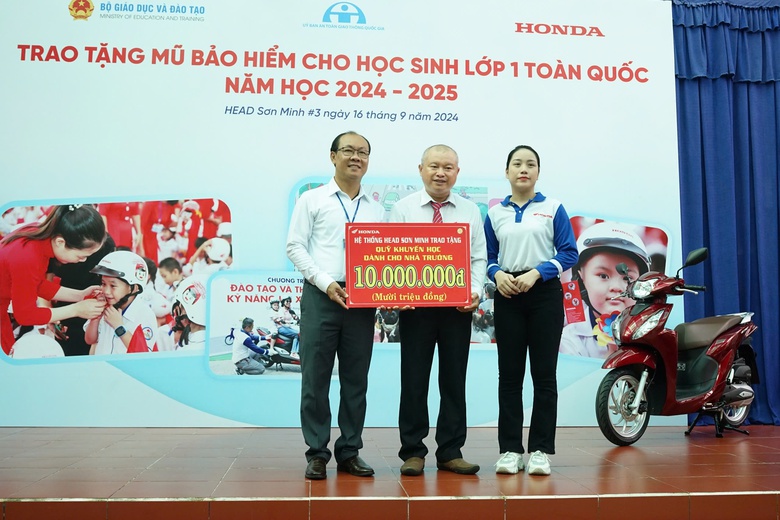 HEAD Sơn Minh trao mũ bảo hiểm cho h&agrave;ng trăm học sinh trường Tiểu học Ph&ugrave; Đổng ở TP.HCM- Ảnh 2.