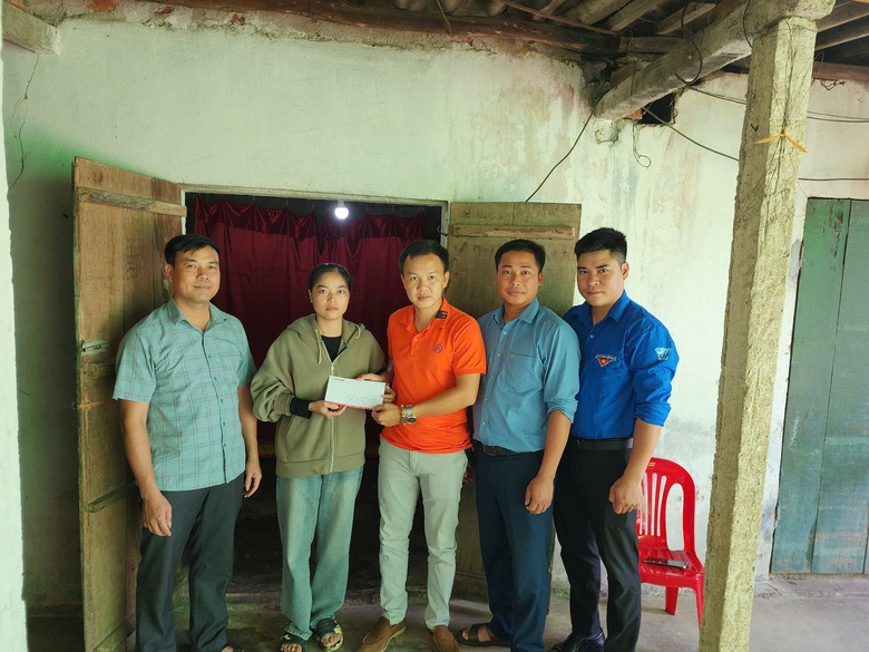 B&aacute;o Giao th&ocirc;ng trao tiền bạn đọc ủng hộ gia đ&igrave;nh nạn nh&acirc;n TNGT ở H&agrave; Tĩnh- Ảnh 1.