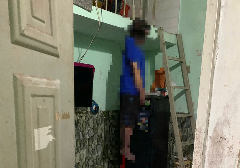 Người đ&agrave;n &ocirc;ng tử vong trong tư thế treo cổ khi tới ph&ograve;ng trọ ch&aacute;u chơi- Ảnh 1.