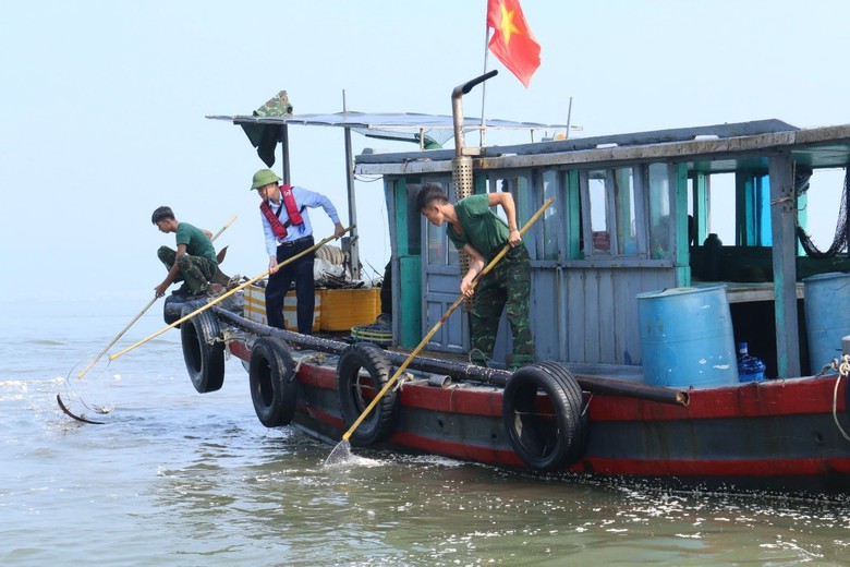 Thu gom xử l&yacute; khối lượng r&aacute;c &ldquo;khủng&rdquo; tr&ecirc;n vịnh Hạ Long sau b&atilde;o Yagi- Ảnh 1.